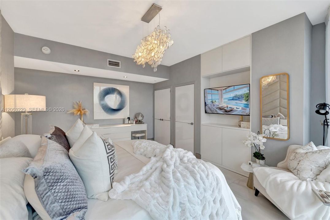 Main Bedroom Featuring a Full En-Suite Bath, Walk-In Closet, and Balcony