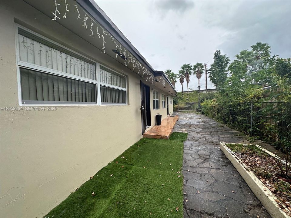 For Rent: $2,900 (3 beds, 2 baths, 1022 Square Feet)