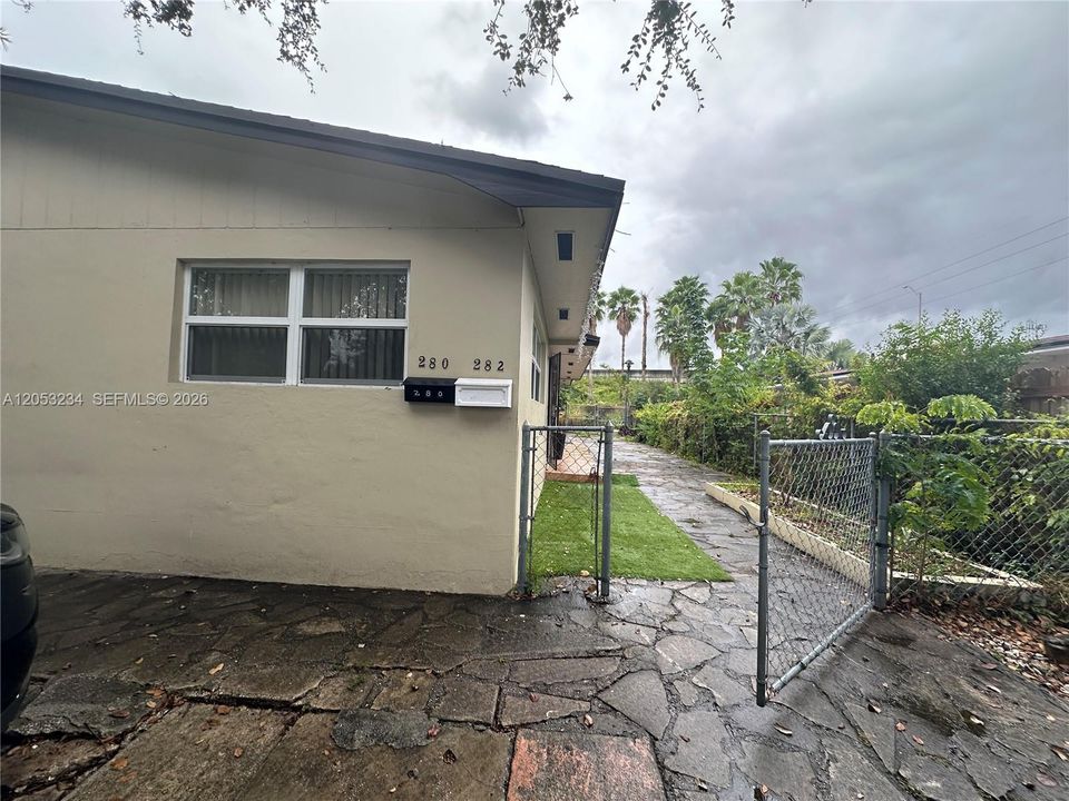 For Rent: $2,900 (3 beds, 2 baths, 1022 Square Feet)