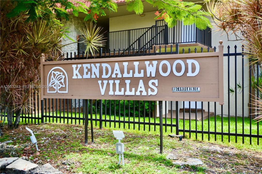 For Sale: $275,000 (2 beds, 2 baths, 885 Square Feet)
