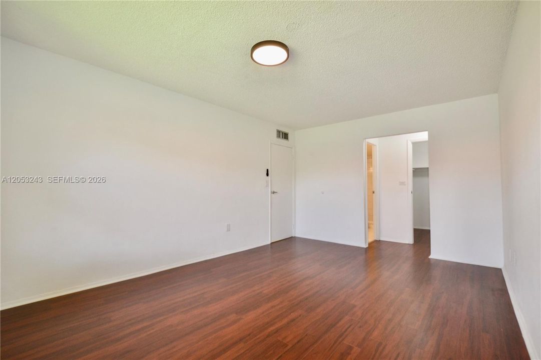 For Sale: $275,000 (2 beds, 2 baths, 885 Square Feet)