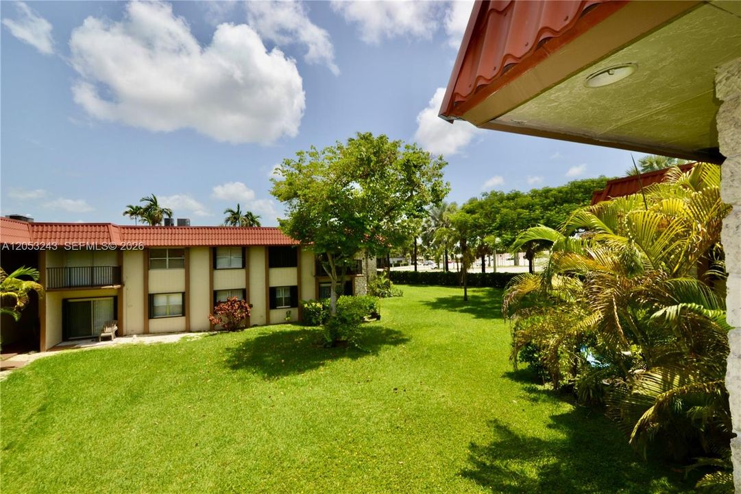 For Sale: $275,000 (2 beds, 2 baths, 885 Square Feet)