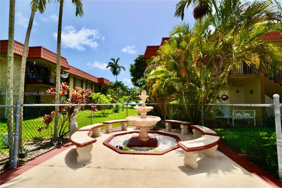 For Sale: $275,000 (2 beds, 2 baths, 885 Square Feet)