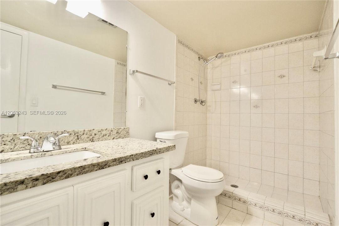 For Sale: $275,000 (2 beds, 2 baths, 885 Square Feet)
