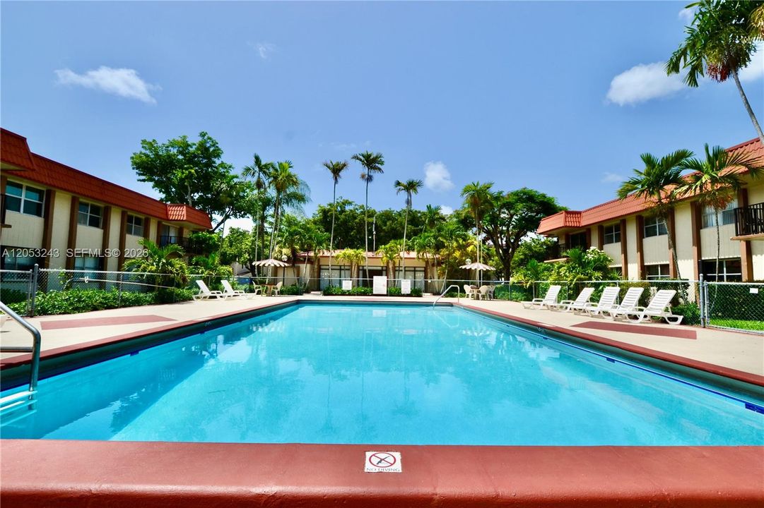 For Sale: $275,000 (2 beds, 2 baths, 885 Square Feet)