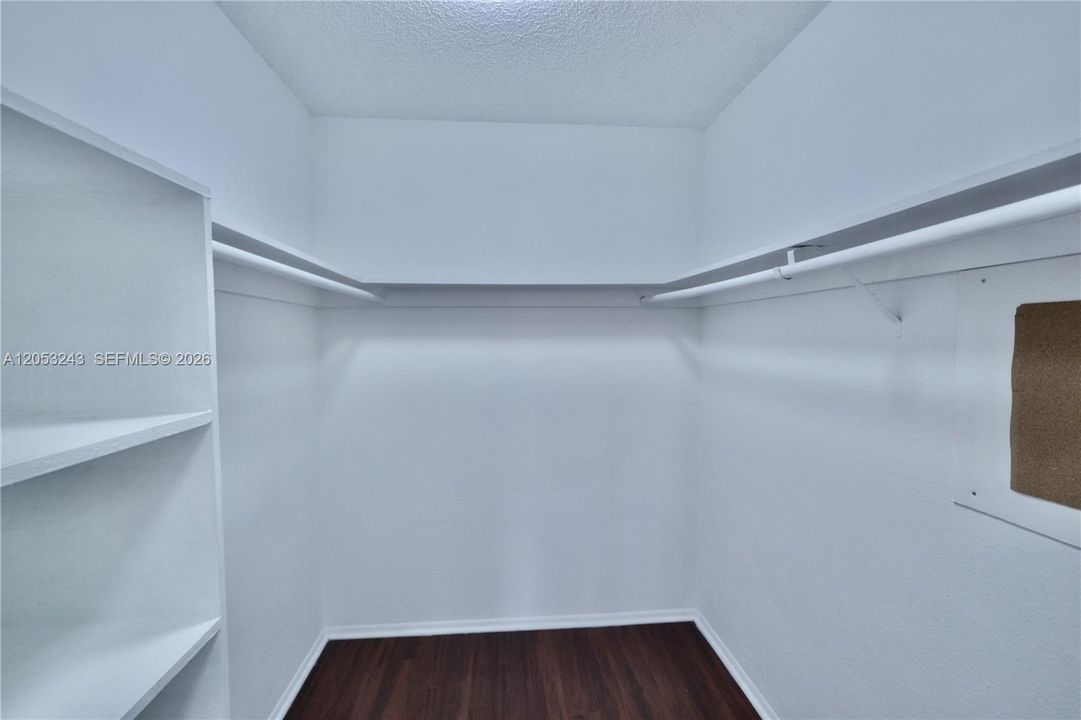For Sale: $275,000 (2 beds, 2 baths, 885 Square Feet)