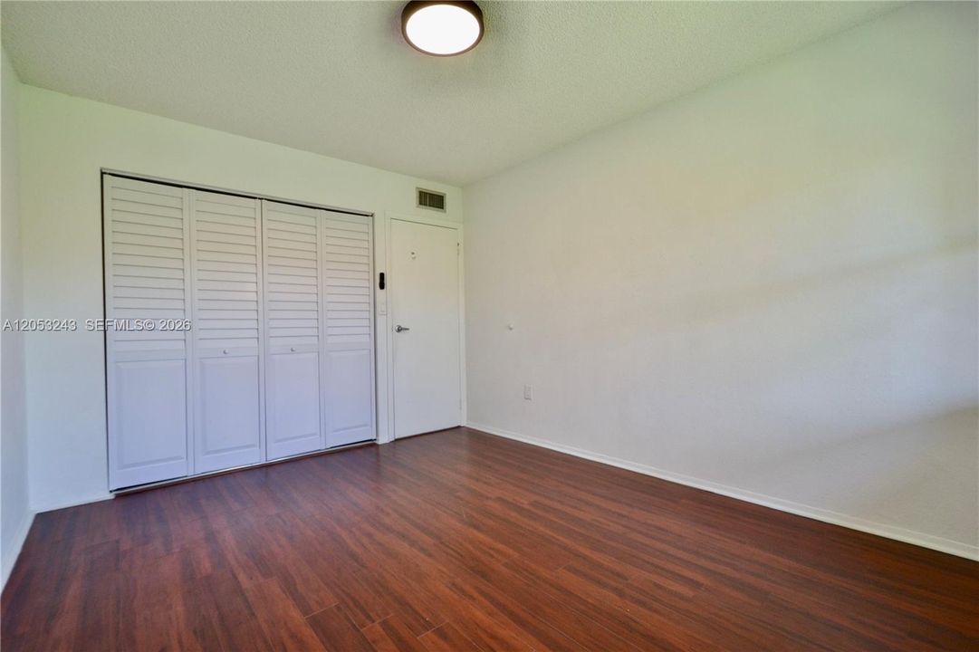 For Sale: $275,000 (2 beds, 2 baths, 885 Square Feet)