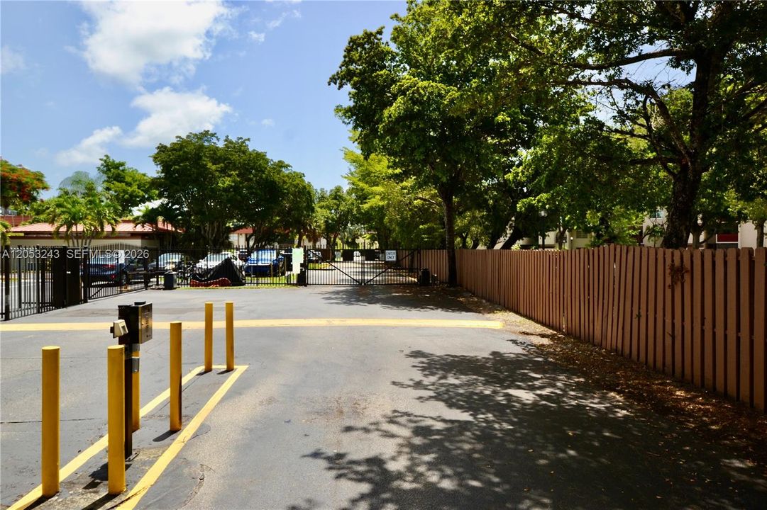 For Sale: $275,000 (2 beds, 2 baths, 885 Square Feet)