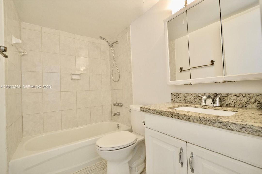 For Sale: $275,000 (2 beds, 2 baths, 885 Square Feet)