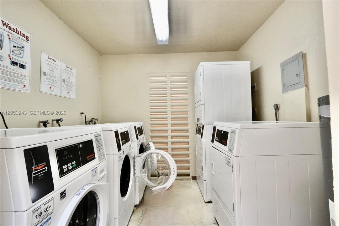 For Sale: $275,000 (2 beds, 2 baths, 885 Square Feet)