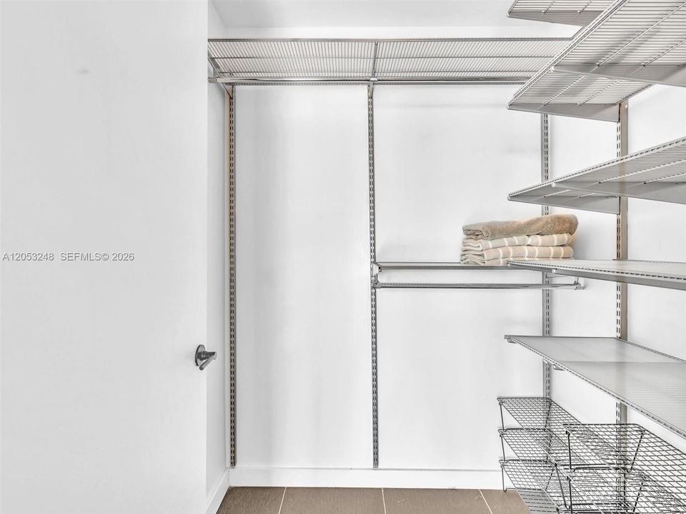 В аренду: $4,000 (1 спален, 1 ванн, 861 Квадратных фут)