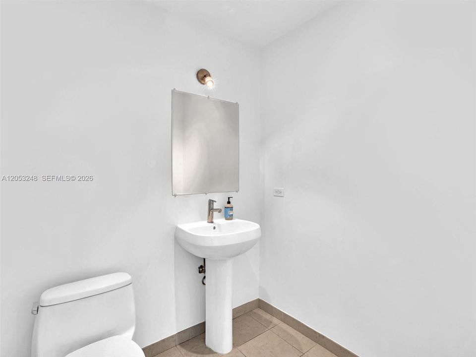 В аренду: $4,000 (1 спален, 1 ванн, 861 Квадратных фут)