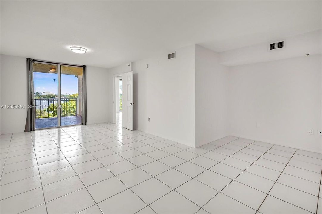 For Rent: $2,750 (1 beds, 1 baths, 770 Square Feet)