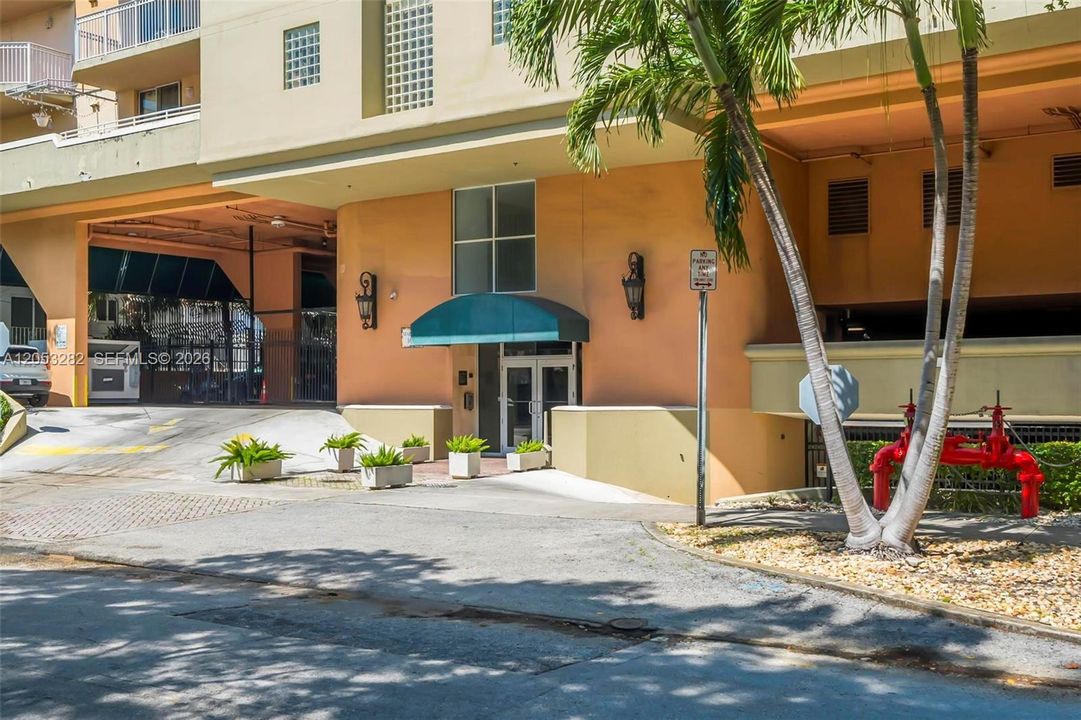 For Rent: $2,750 (1 beds, 1 baths, 770 Square Feet)
