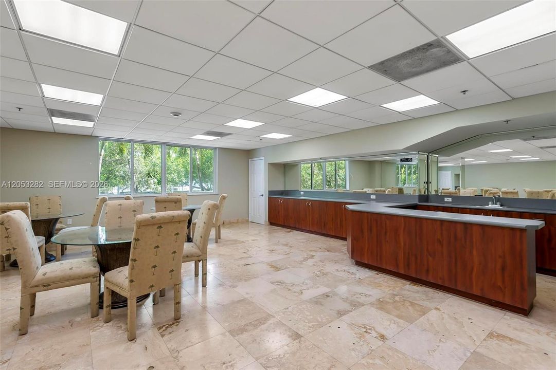 For Rent: $2,750 (1 beds, 1 baths, 770 Square Feet)