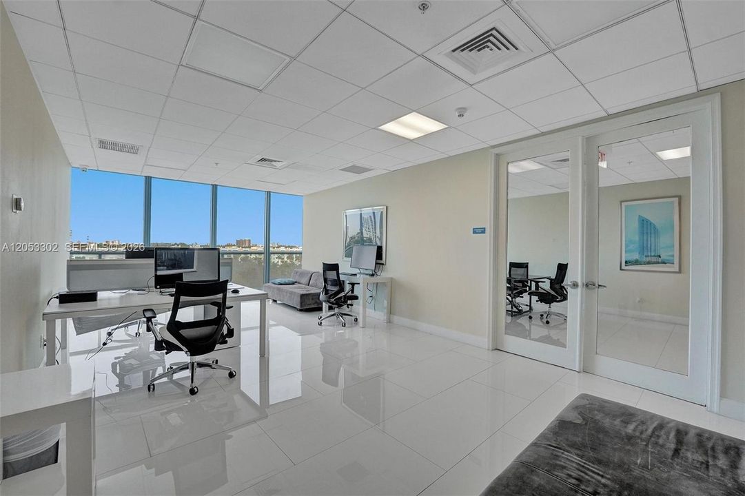 For Sale: $499,000 (1 beds, 1 baths, 773 Square Feet)