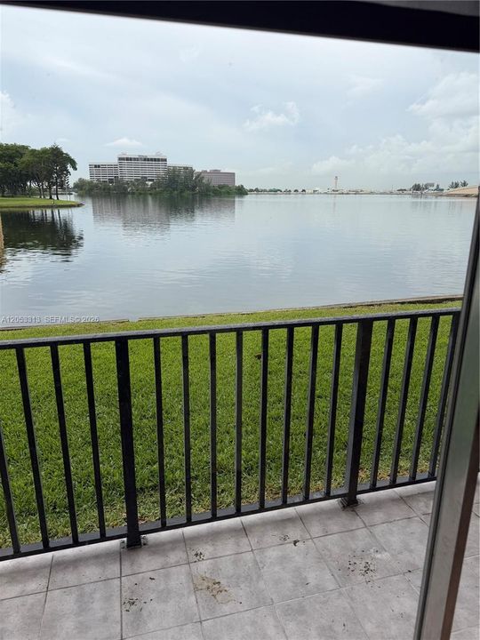 For Sale: $195,000 (1 beds, 1 baths, 709 Square Feet)