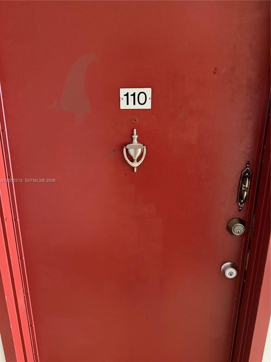 For Sale: $195,000 (1 beds, 1 baths, 709 Square Feet)