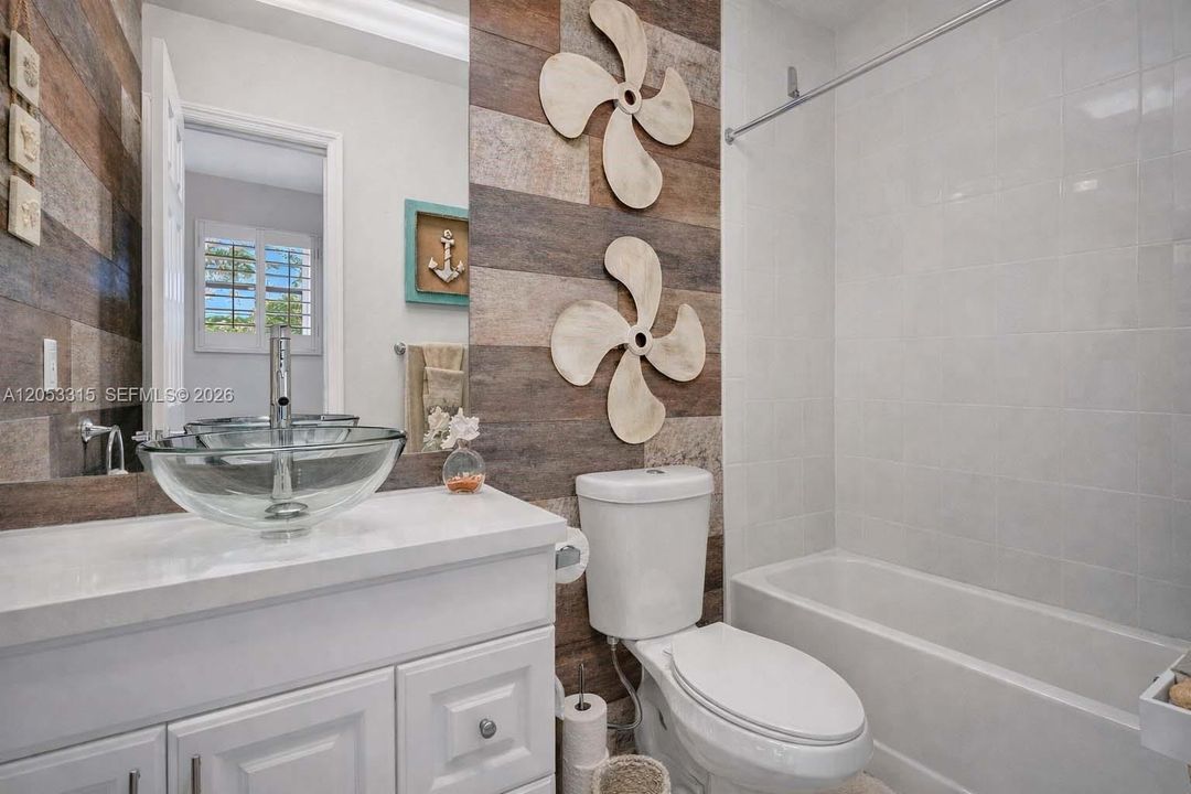 For Sale: $115,000 (2 beds, 2 baths, 944 Square Feet)