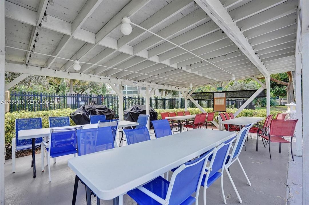 For Sale: $115,000 (2 beds, 2 baths, 944 Square Feet)