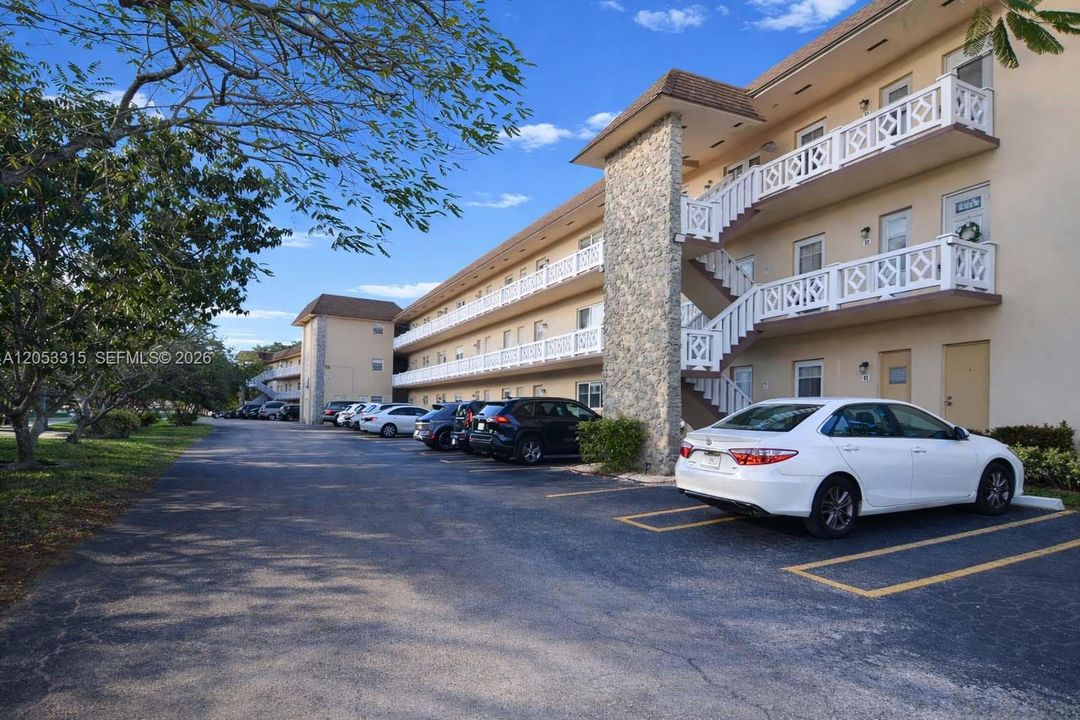 For Sale: $115,000 (2 beds, 2 baths, 944 Square Feet)