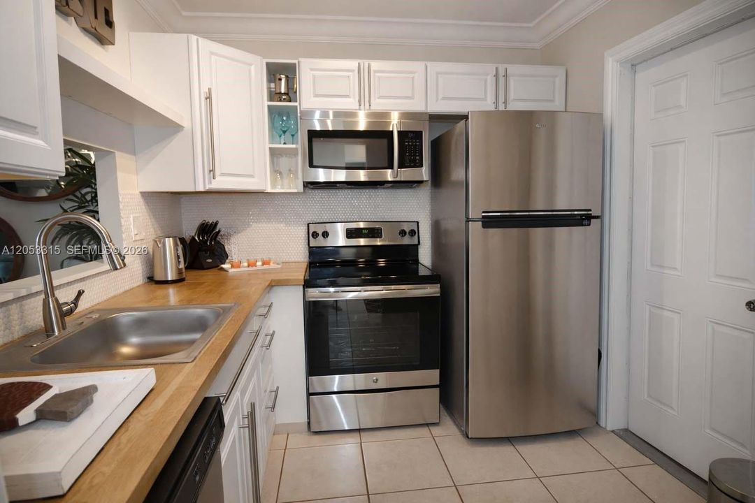 For Sale: $115,000 (2 beds, 2 baths, 944 Square Feet)