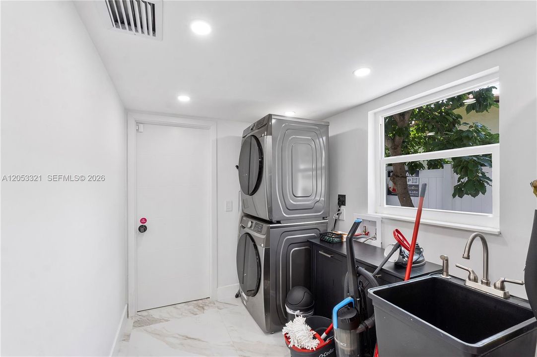 For Rent: $15,000 (5 beds, 5 baths, 3860 Square Feet)