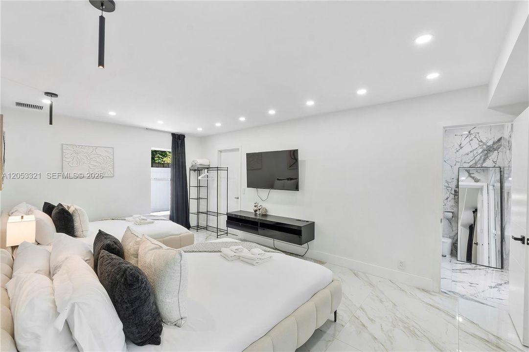 For Rent: $15,000 (5 beds, 5 baths, 3860 Square Feet)
