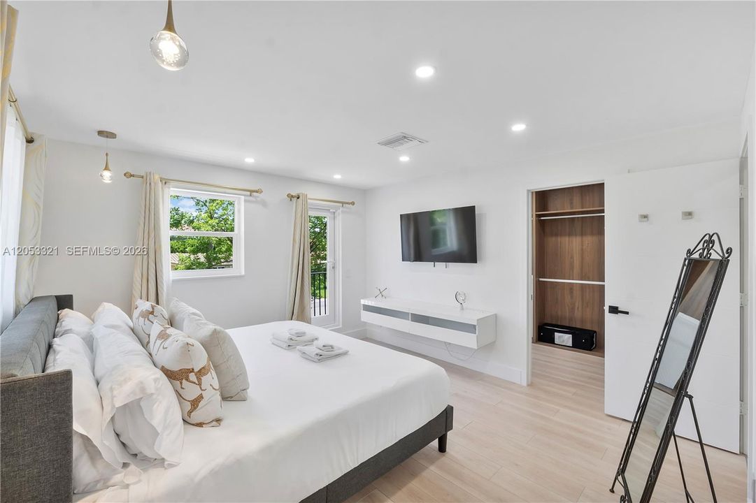 For Rent: $15,000 (5 beds, 5 baths, 3860 Square Feet)
