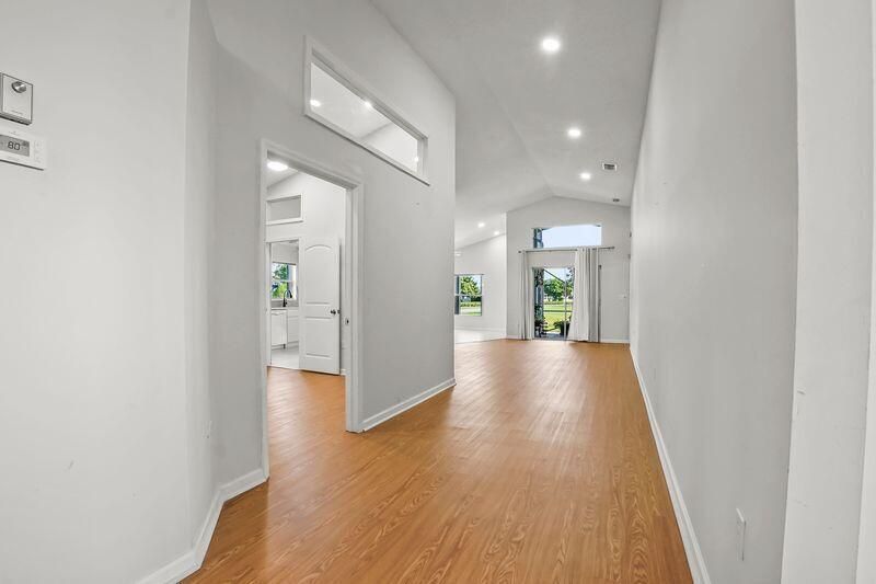 5025 ROBINO INSIDE HALLWAY