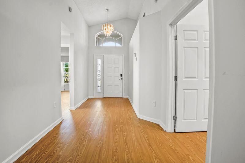 5025 ROBINO CIRCLE INSIDE