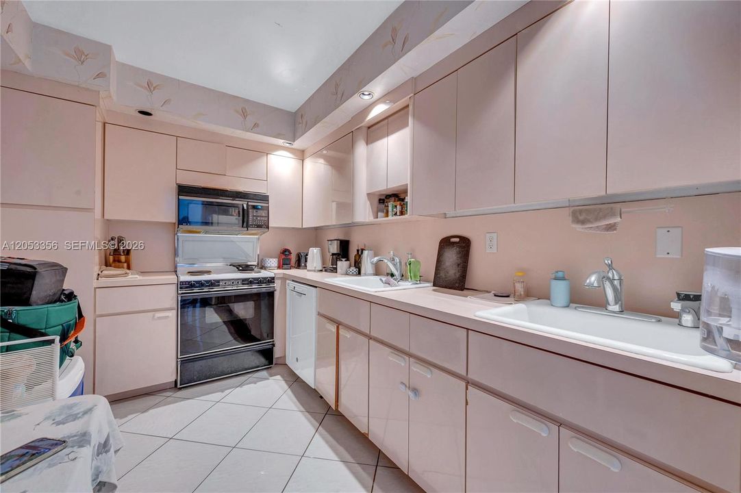 For Rent: $2,400 (1 beds, 1 baths, 922 Square Feet)