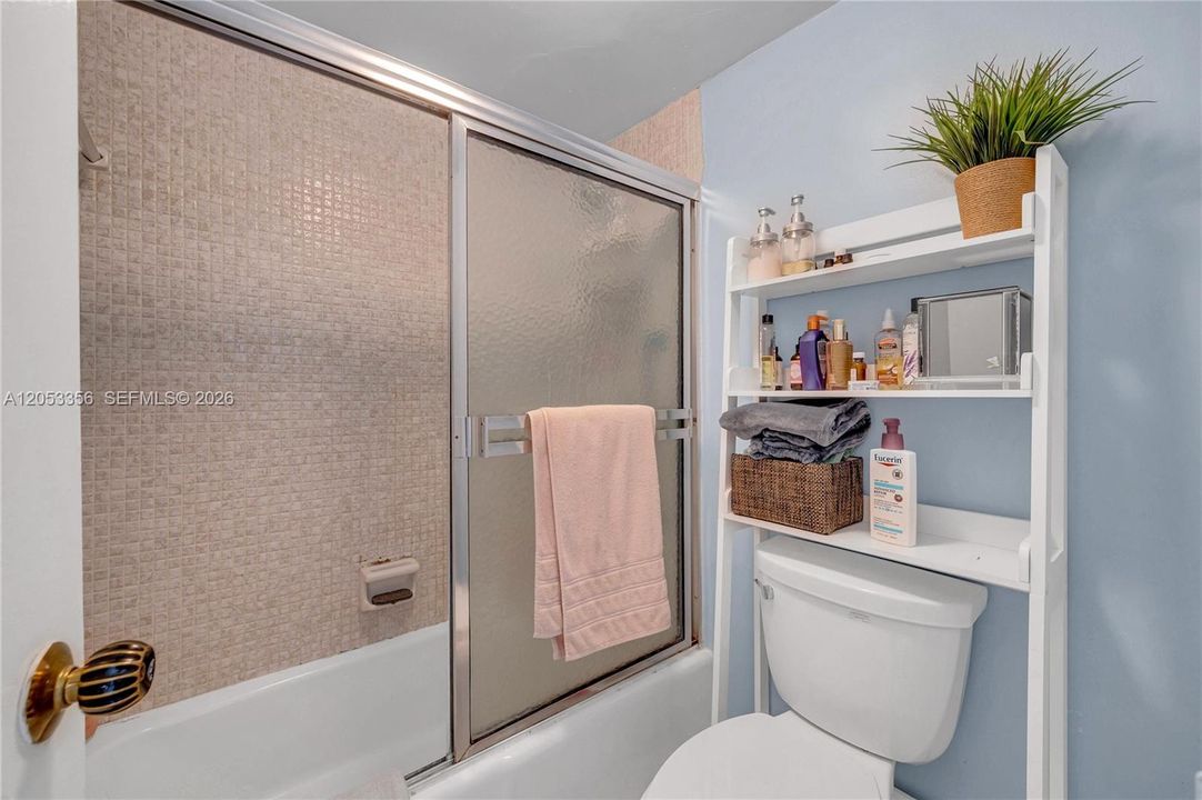 For Rent: $2,400 (1 beds, 1 baths, 922 Square Feet)