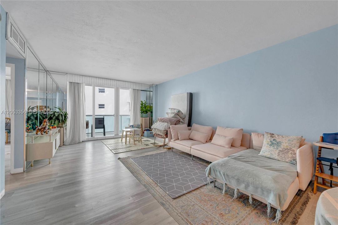 For Rent: $2,400 (1 beds, 1 baths, 922 Square Feet)