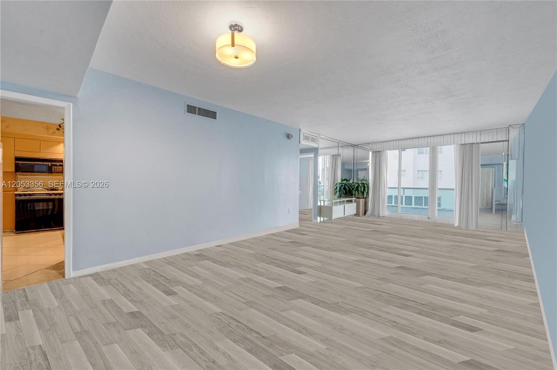 For Rent: $2,400 (1 beds, 1 baths, 922 Square Feet)
