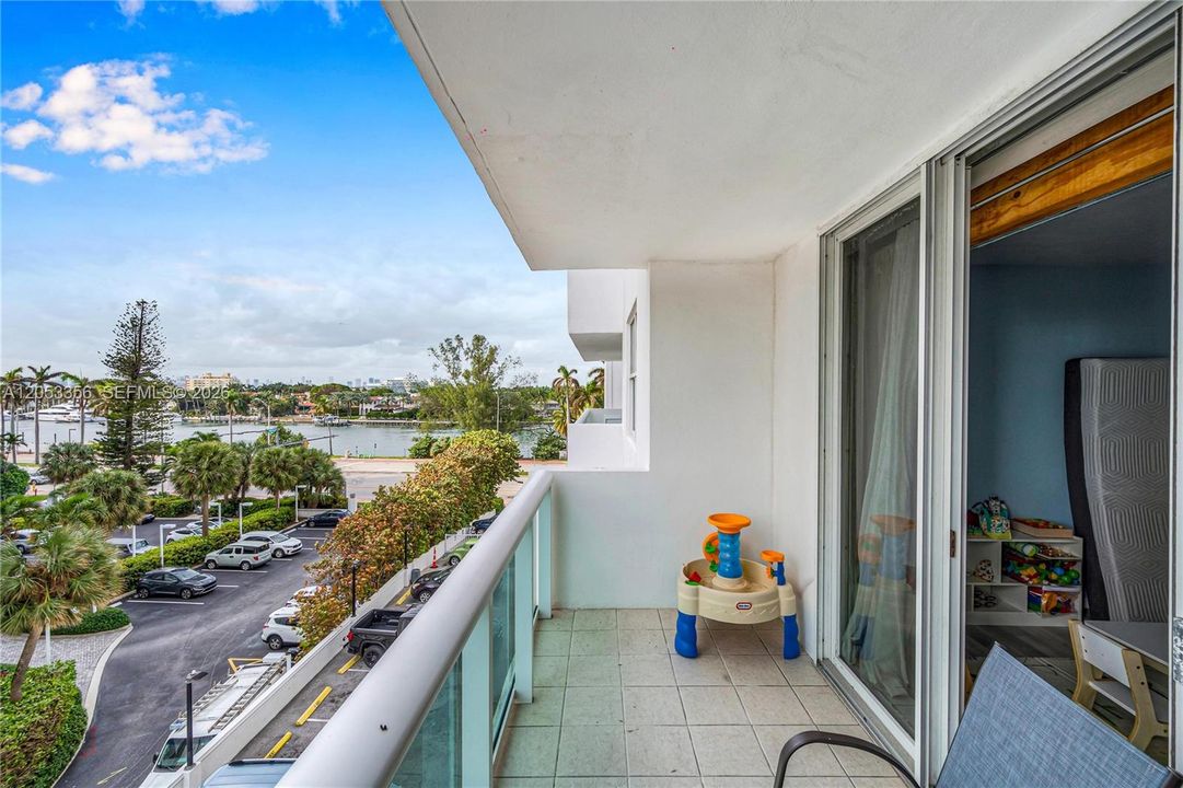 For Rent: $2,400 (1 beds, 1 baths, 922 Square Feet)