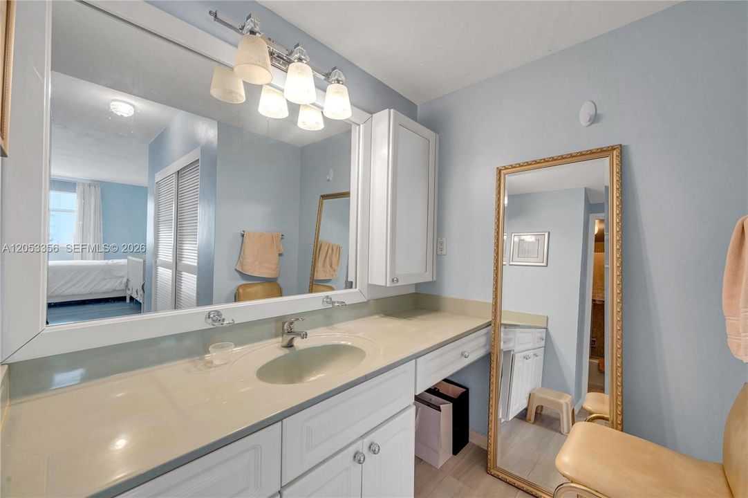 For Rent: $2,400 (1 beds, 1 baths, 922 Square Feet)