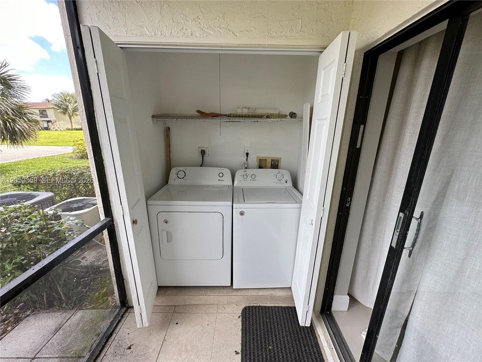 For Sale: $256,900 (2 beds, 2 baths, 1094 Square Feet)
