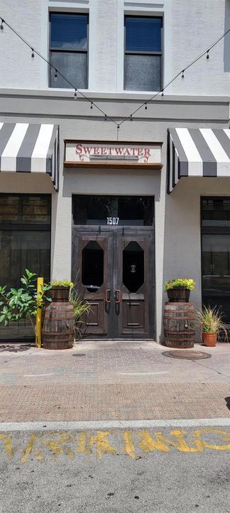 Walking Distance To Shops & Restaurants
