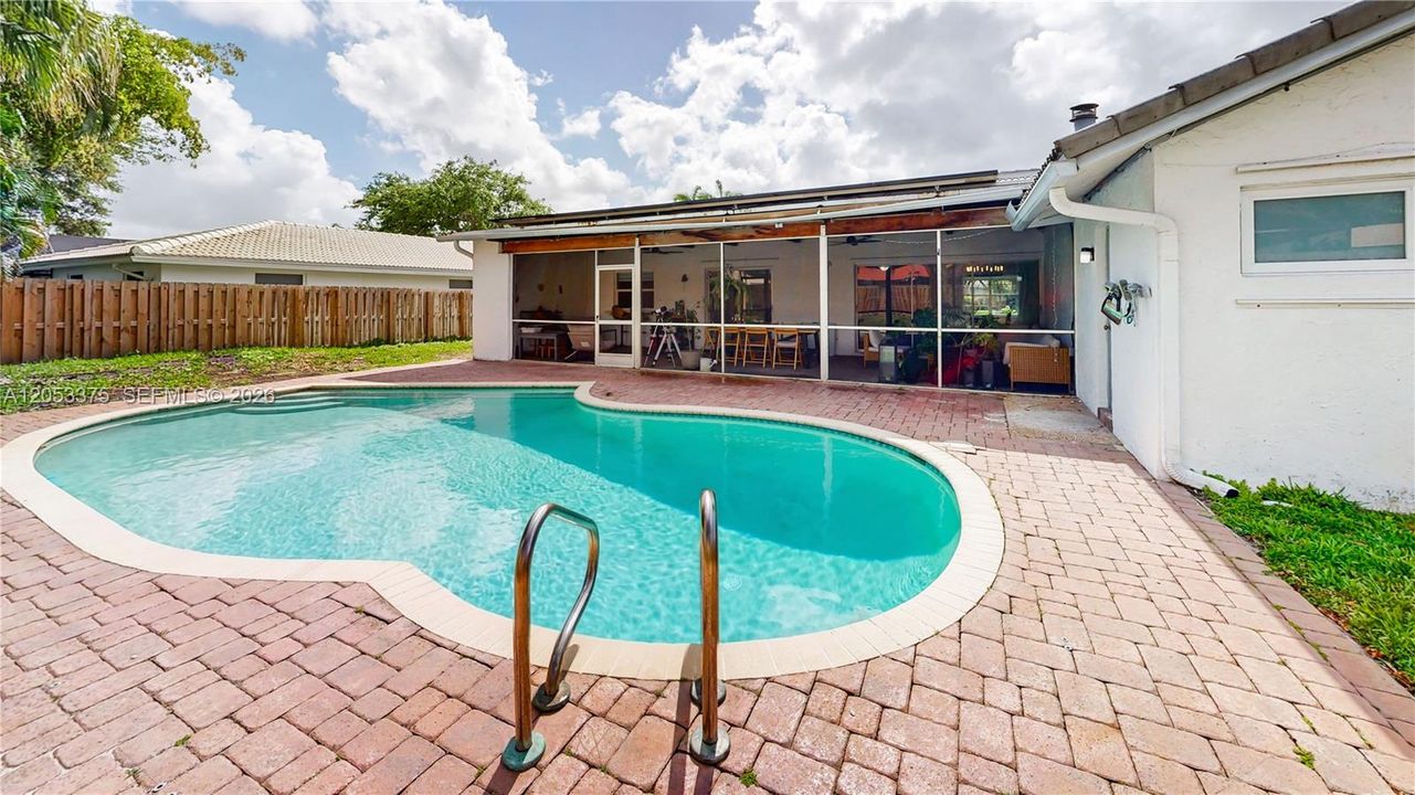 En Venta: $730,000 (3 camas, 2 baños, 2206 Pies cuadrados)