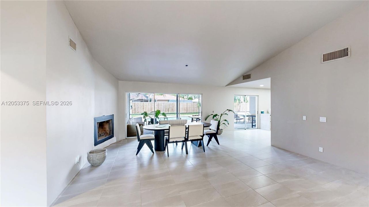 En Venta: $730,000 (3 camas, 2 baños, 2206 Pies cuadrados)