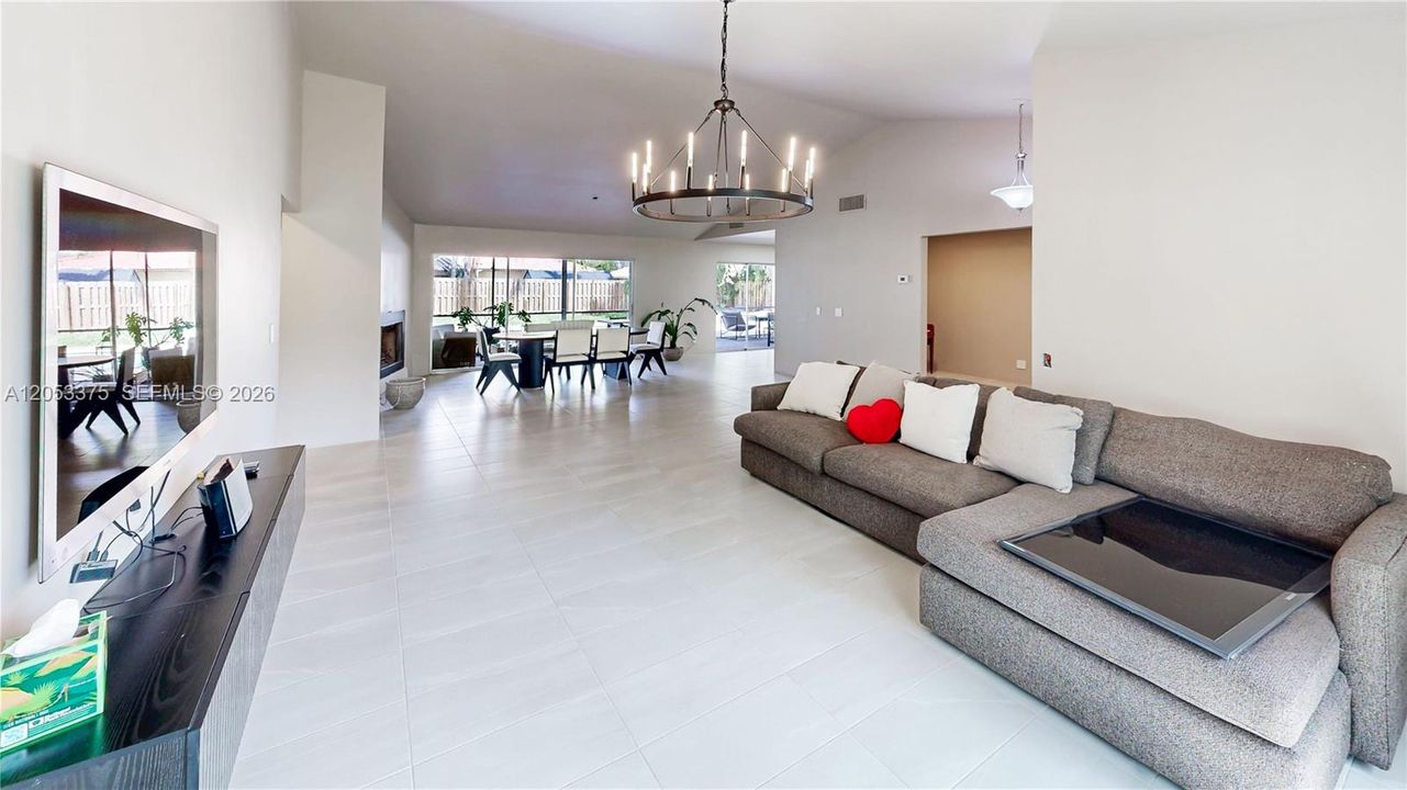 En Venta: $730,000 (3 camas, 2 baños, 2206 Pies cuadrados)