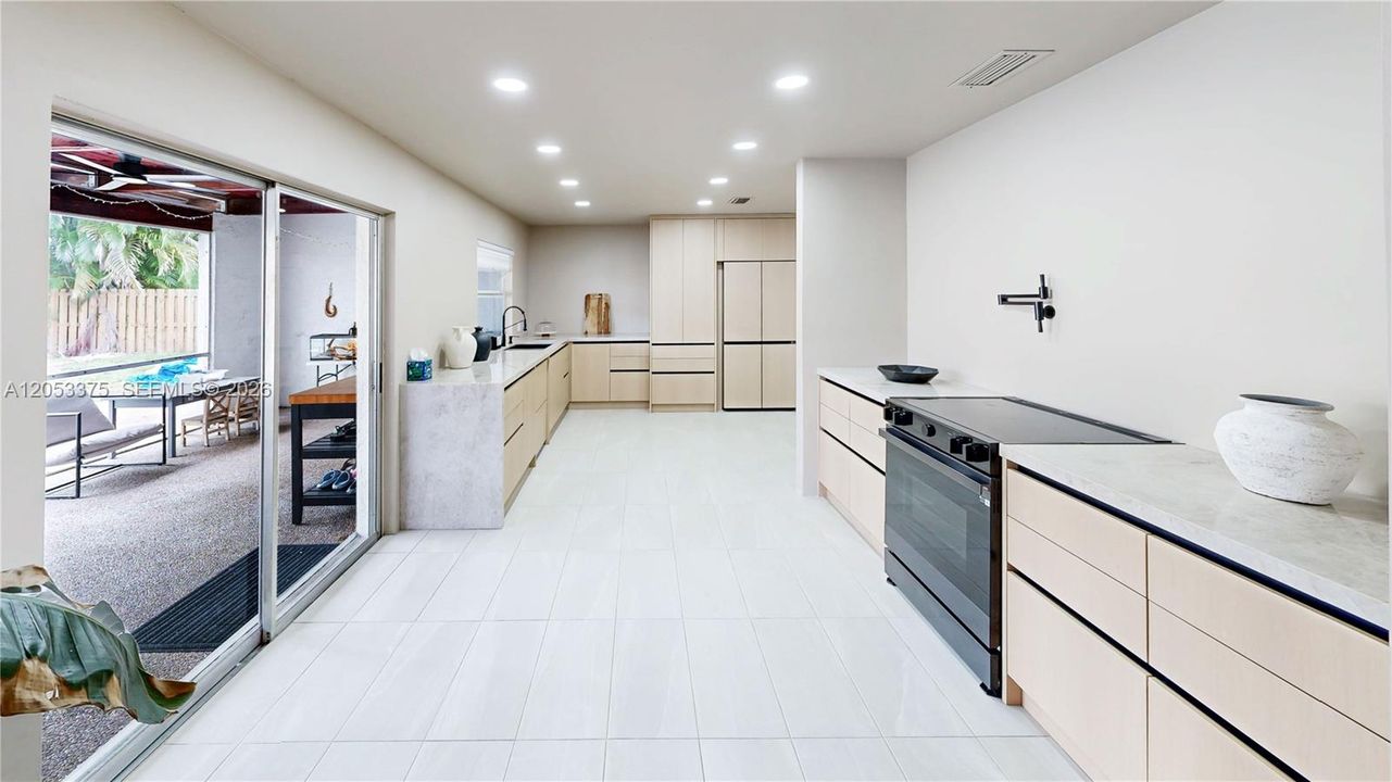 En Venta: $730,000 (3 camas, 2 baños, 2206 Pies cuadrados)