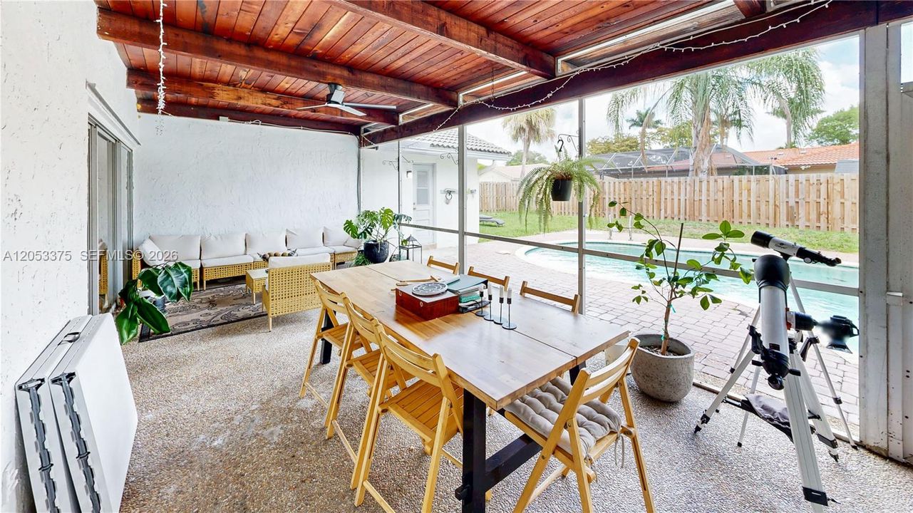En Venta: $730,000 (3 camas, 2 baños, 2206 Pies cuadrados)
