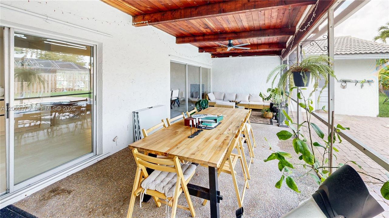 En Venta: $730,000 (3 camas, 2 baños, 2206 Pies cuadrados)