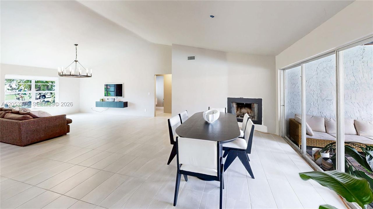 En Venta: $730,000 (3 camas, 2 baños, 2206 Pies cuadrados)