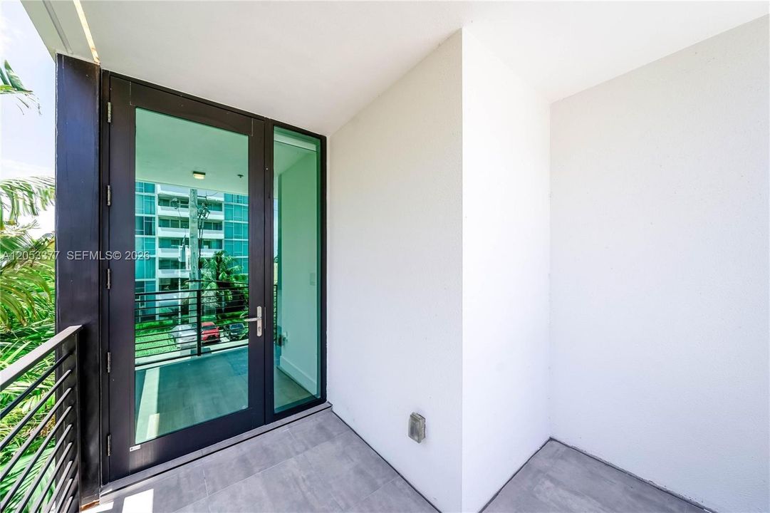 En Venta: $3,375,000 (3 camas, 3 baños, 2551 Pies cuadrados)