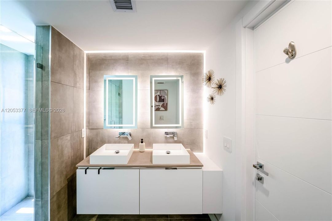 En Venta: $3,375,000 (3 camas, 3 baños, 2551 Pies cuadrados)