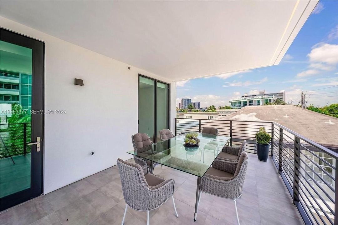 En Venta: $3,375,000 (3 camas, 3 baños, 2551 Pies cuadrados)