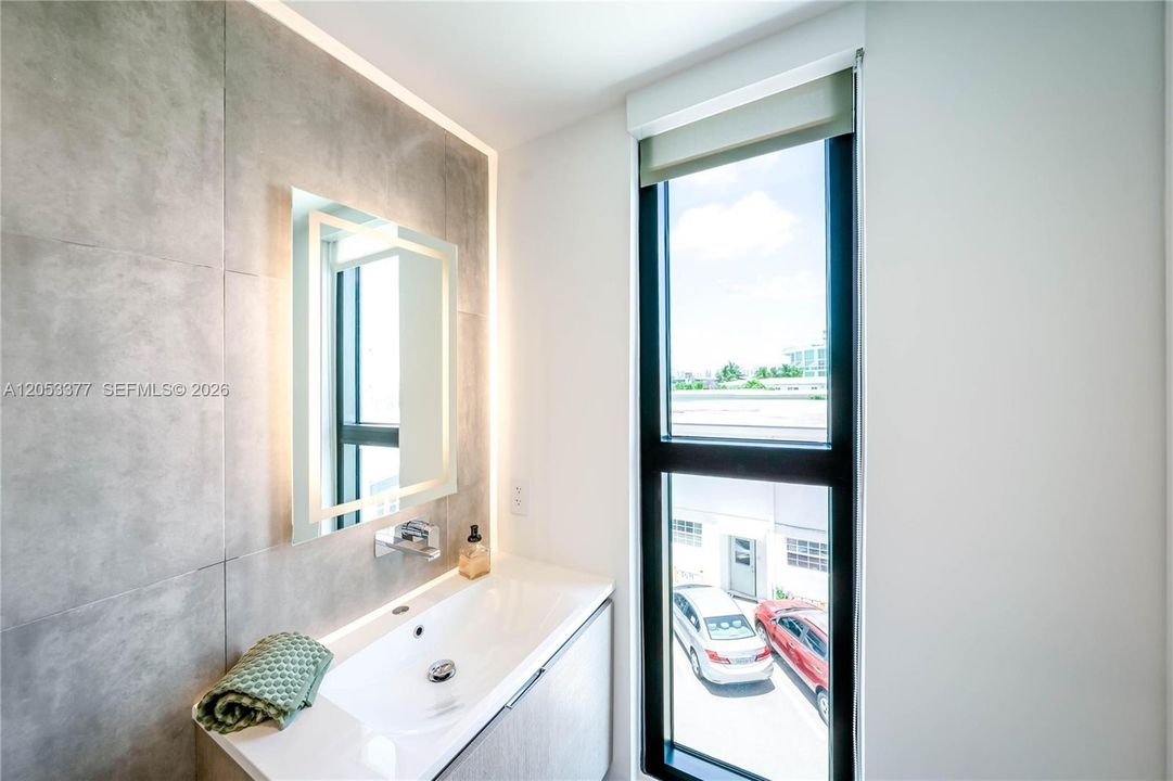 En Venta: $3,375,000 (3 camas, 3 baños, 2551 Pies cuadrados)